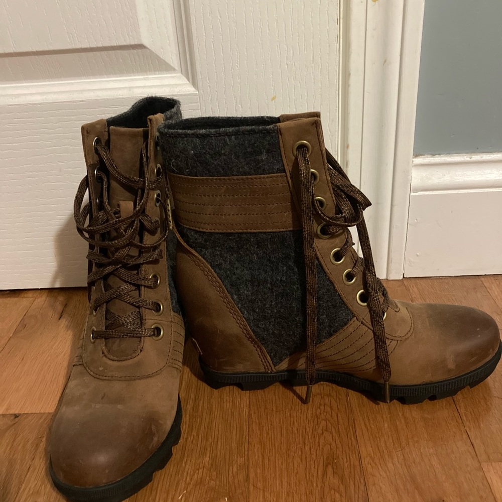Brand new (without box) Sorel Lexie lace up wedge boot